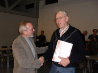 Verleihung der Goldenen Ehrennadel an Volker Ahrens im Jahre 2010 durch den Bezirksvorsitzenden Wolfgang Budde