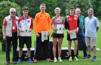 Die geehrten und die Ehrenden. V.Li. Bezirksvorsitzender W. Budde, Torben-Clemens Westphal und Jannik Schlüter, Delmenhorster TV, Lea Brandewie, BV Garrel, Finn Stukenberg, vormals OSC Damme, Gerrit Jacobs Bez. Sportwart und Armin Beyer, Vorsitzender Region Oldenburg.