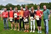 Die Ehrungen unserer, in 2016 erfolgreichen Sportlerinnen und Sportler wurde auch in diesem Jahr im Rahmen der BM-Einzel durchgeführt. Die Geehrten v.l. Finn Stuckenberg, Fabian Dammermann, Anna-Lena Koers, Jannik Seelhöfer, Lea Meyer, Talea Prepen. Nicht persönlich anwesend waren Ruth Sophia Spelmeyer, Robin Mellenthin und Felix Hasselmann. Die Ehrungen wurden vorgenommen durch den Sportwart des Bezirks, Gerrit Jacobs (ganz rechts) und den Bezirksvorsitzenden Wolfgang Budde (ganz links).